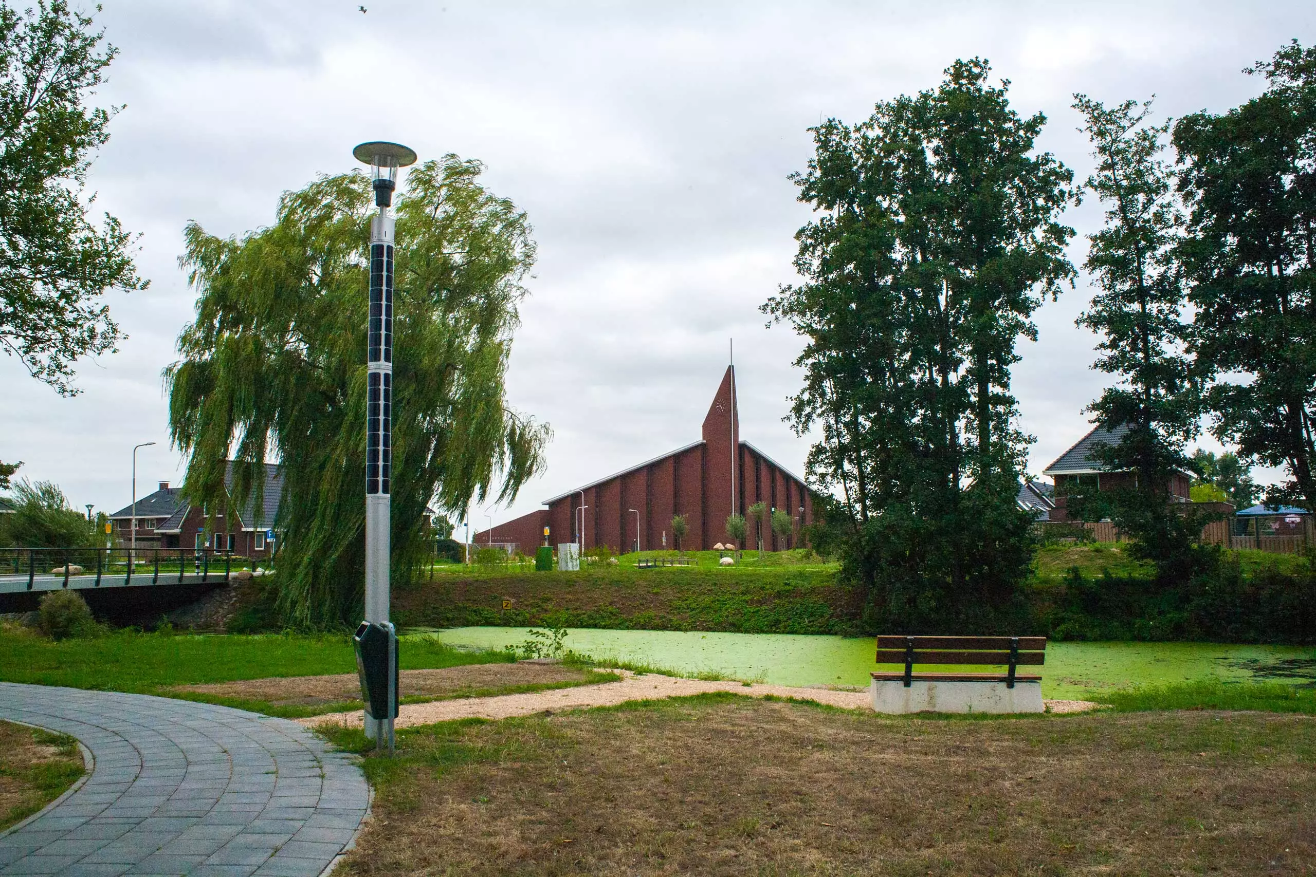 Soluxio zonne-landschapsverlichting in park met bankje en uitzicht