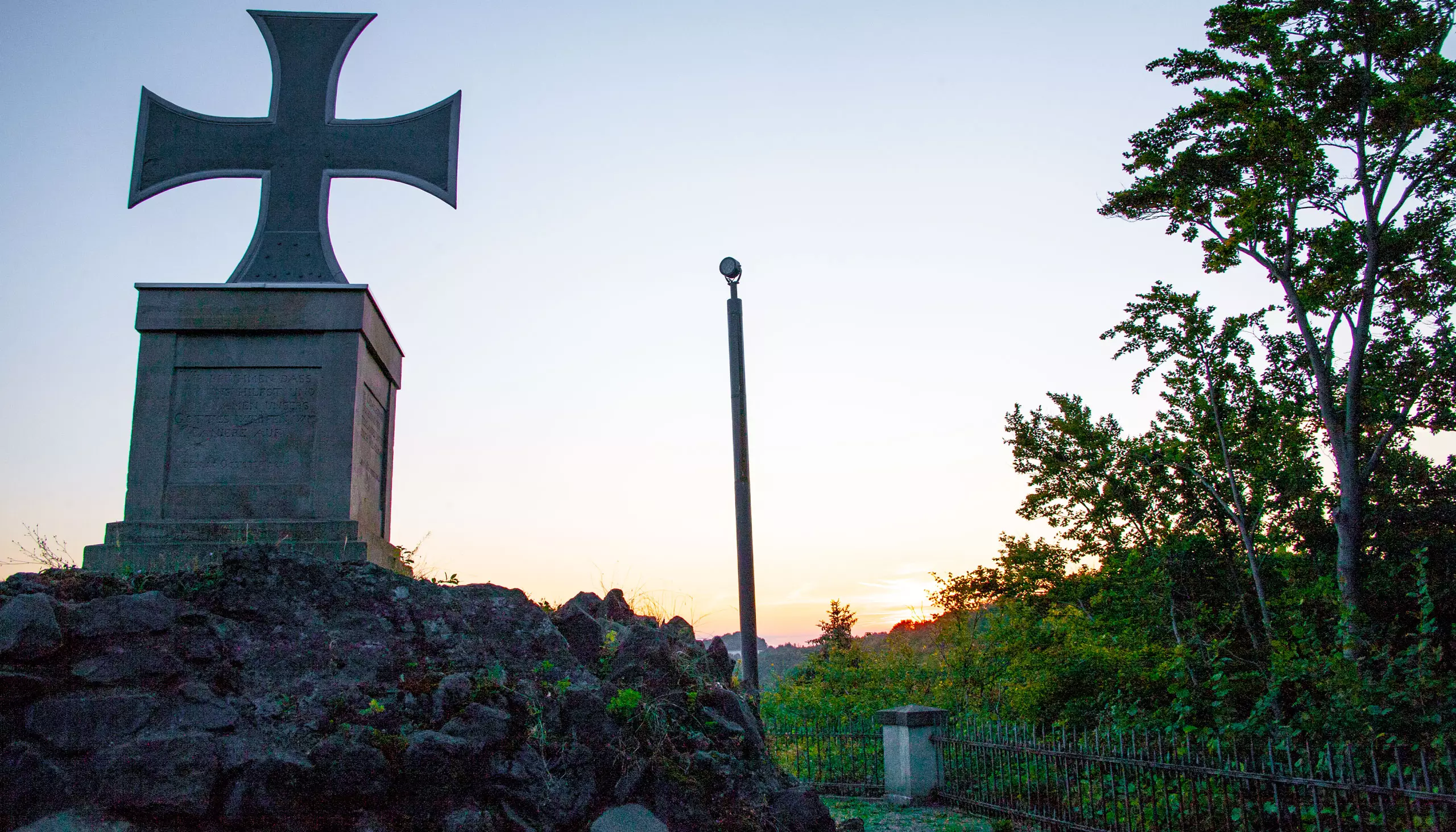 Solarbetriebene Monuementbeleuchtung bei Sonnenuntergang