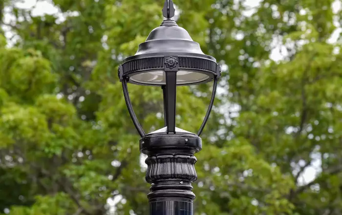Klassiek armatuur aangesloten op de Soluxio solar lichtmast