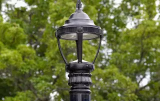 Klassische Leuchte, angeschlossen an die Soluxio Solarstraßenleuchte