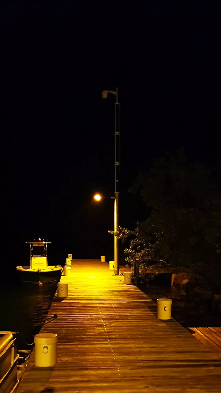 WiFi en verlichting op zonne-energie in de nacht